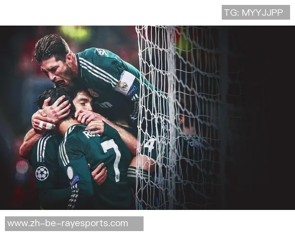 四大足球巨星汇聚一图 展现激情与荣耀的绿茵传奇